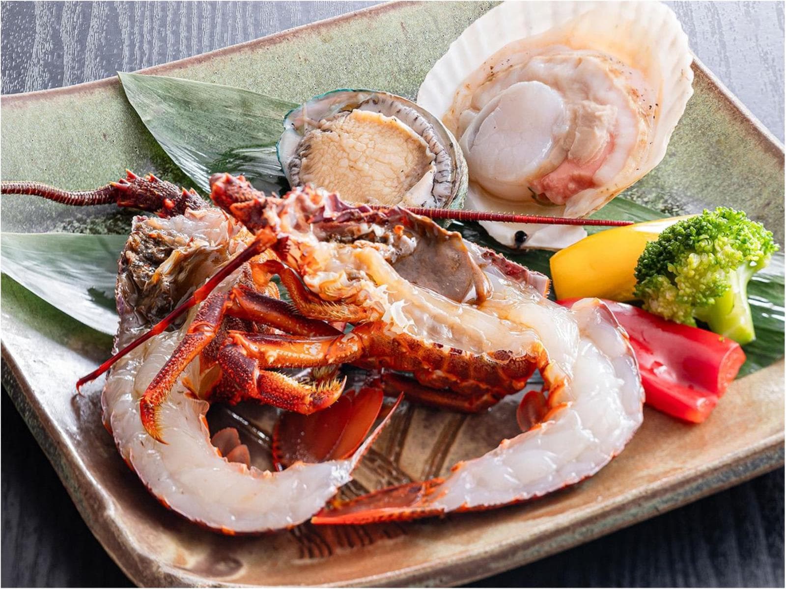【特定日】【グルメプラン】豪華海鮮焼き(活〆鮑・ホタテ・ミナミイセエビ)付1泊2食 基本バイキング 画像1